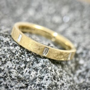 18ky band with baguette diamonds