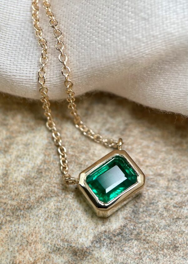 Emerald pendant necklace
