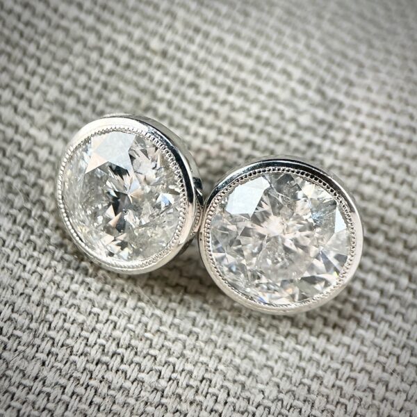 Natural diamond stud earrings